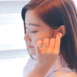 掀起衣服含着奶头揉捏视频
