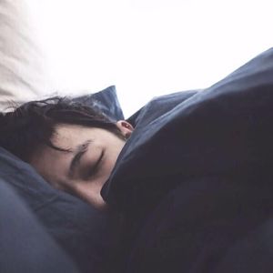 掀起衣服含着奶头揉捏视频
